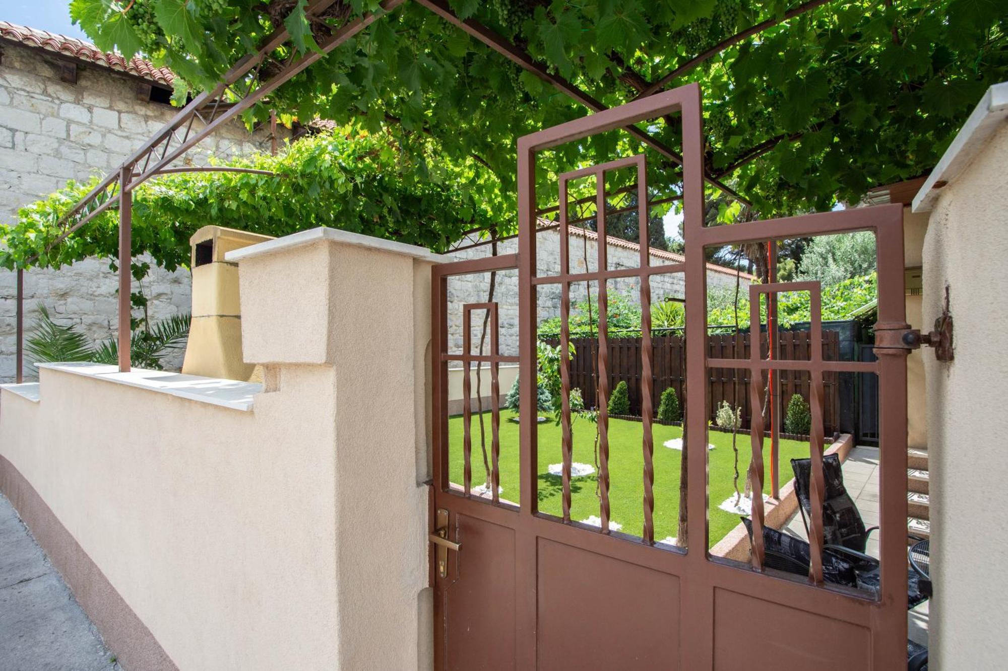 Antique Garden Villa Split Exterior photo